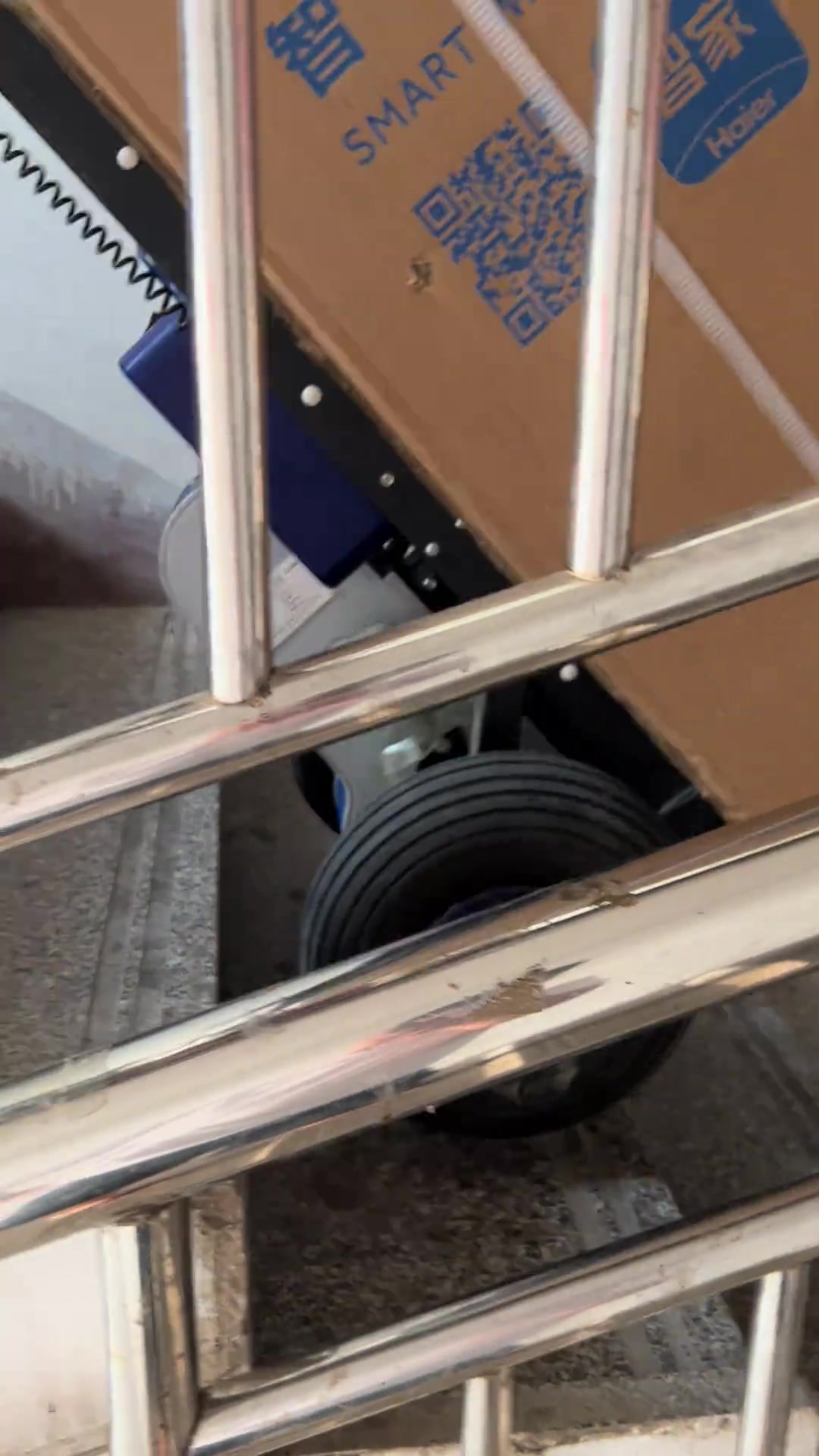 现在上楼都这么先进了吗都不用人抬了！