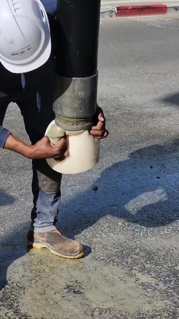 这是给机器喂水