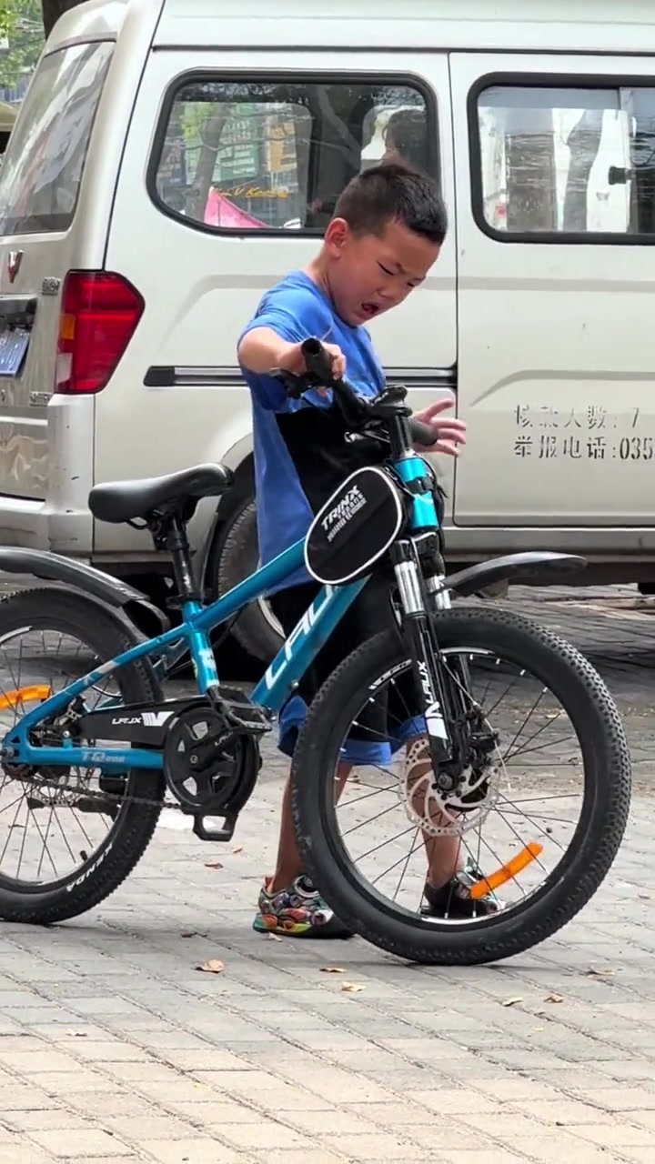 别说上车姿势还挺帅