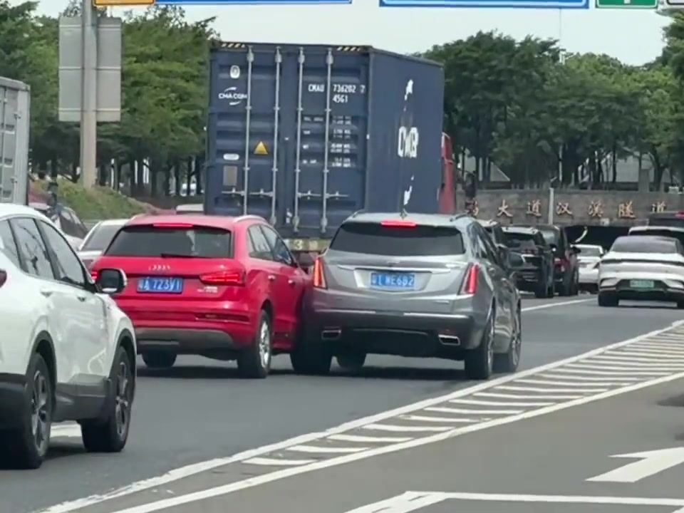 红色奥迪整治插队车主！这样做合适吗