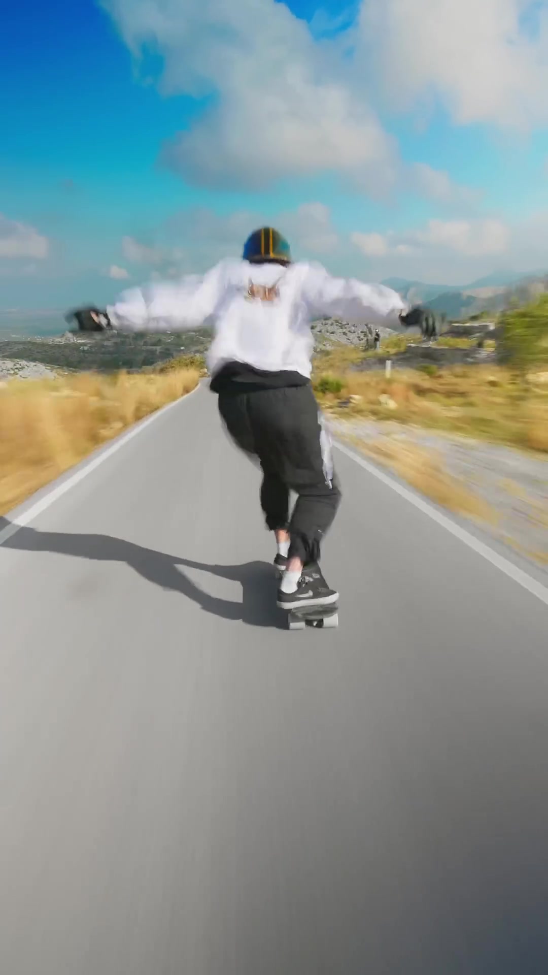 虽然你的滑板很牛，但是我感觉摄影师更牛！