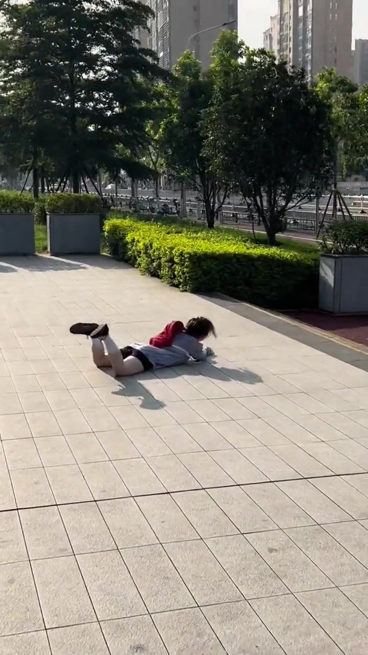 小姐姐应该摔疼了！技术不咋地，胆子倒挺大