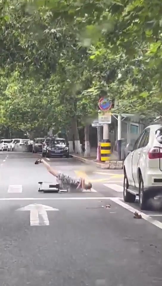 大妈的平地摔有点尴尬，一直回头看后面车不会是想讹吧