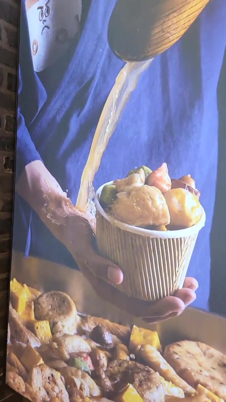 这广告有点看不懂了！谁家吃东西往手腕淋汤啊