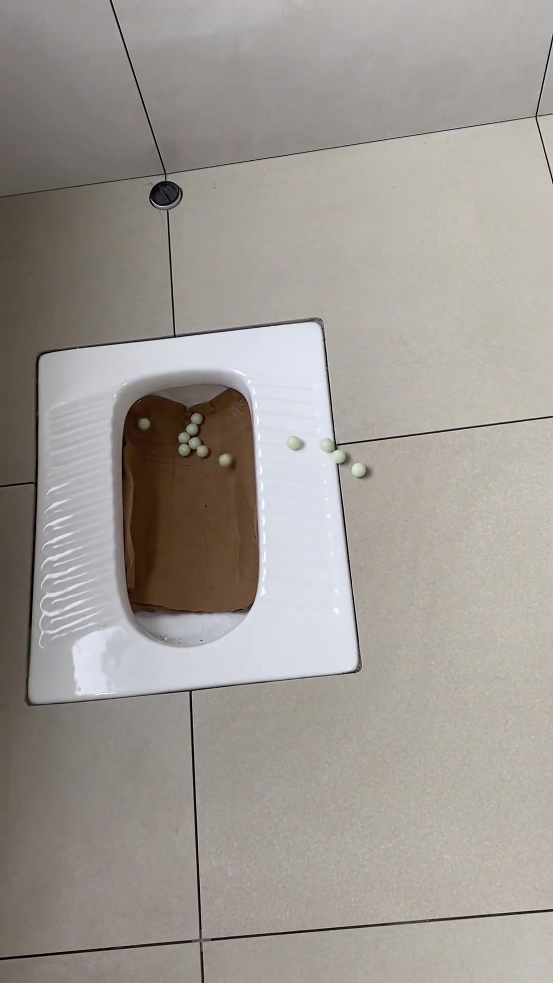 瓦工师傅检验贴砖坡度，地漏：我失业了！