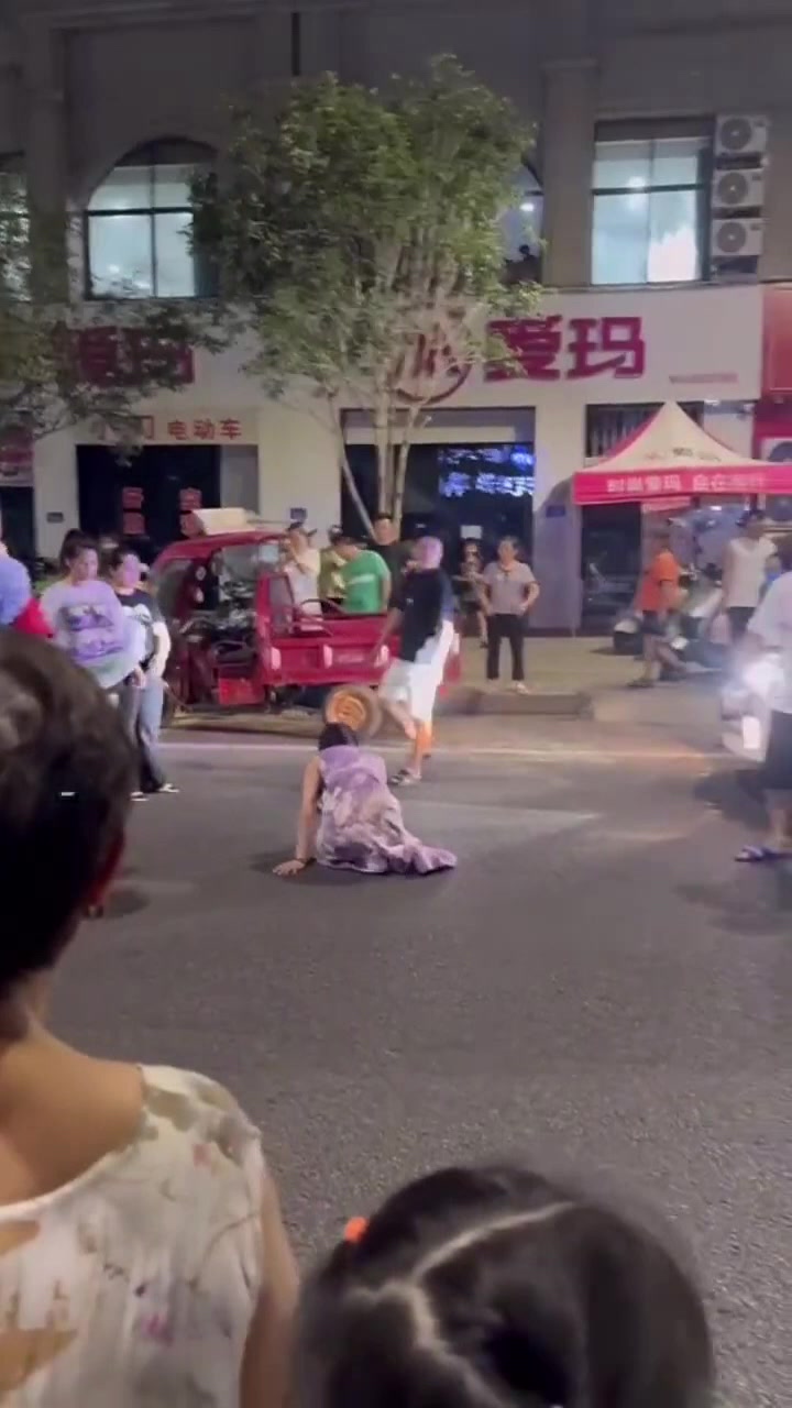 大街上不能玩老鹰捉小鸡的游戏