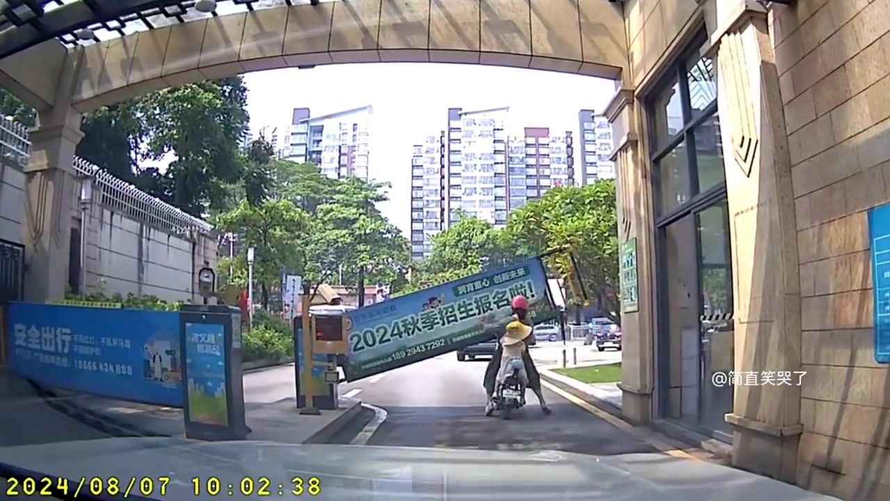 开车都怕这杆儿打我，她骑车居然不怕