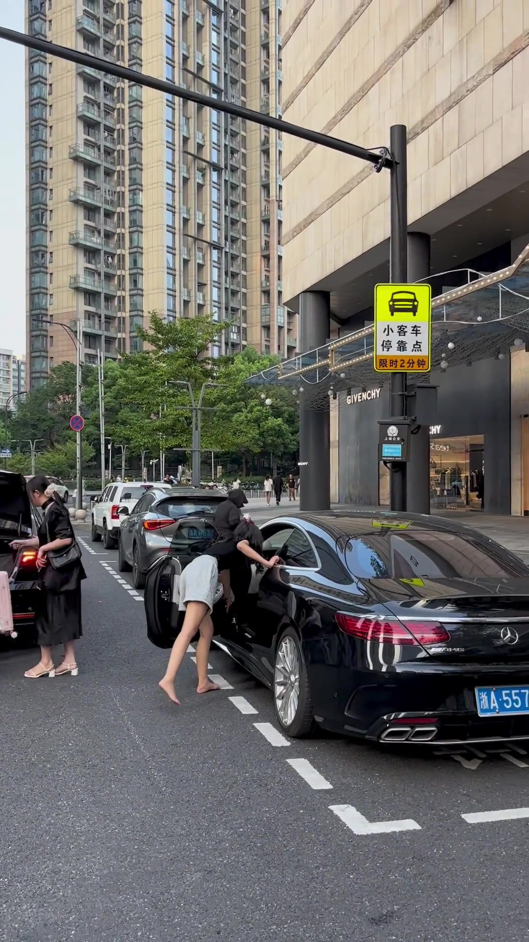 小姐姐之前不会是光脚开车的吧