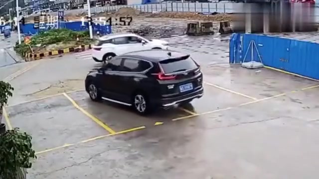 赶紧开到没人的地方下来看看