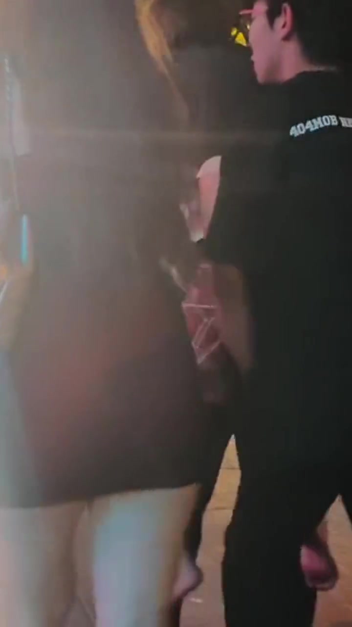 背一个小姐姐这么麻烦啊一个背、一个拉、一个托