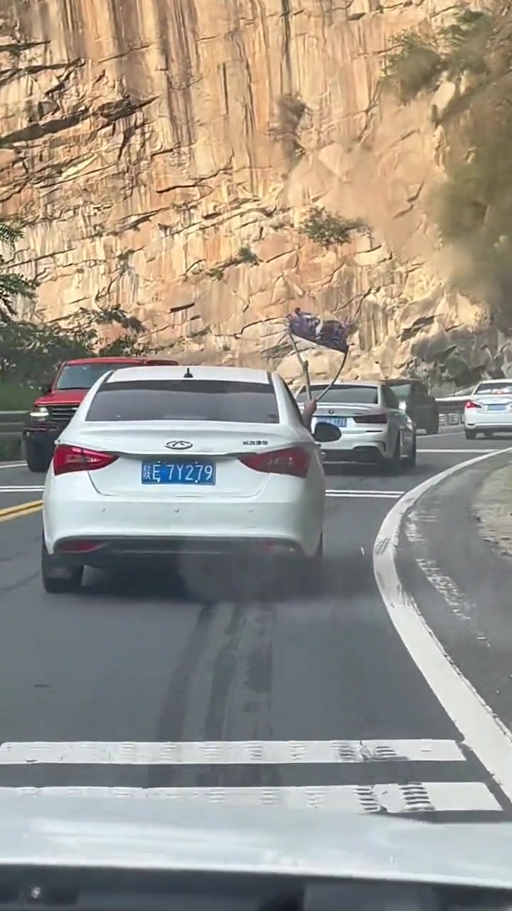 高速上的显眼包！竟然比个裤衩，这是什么操作