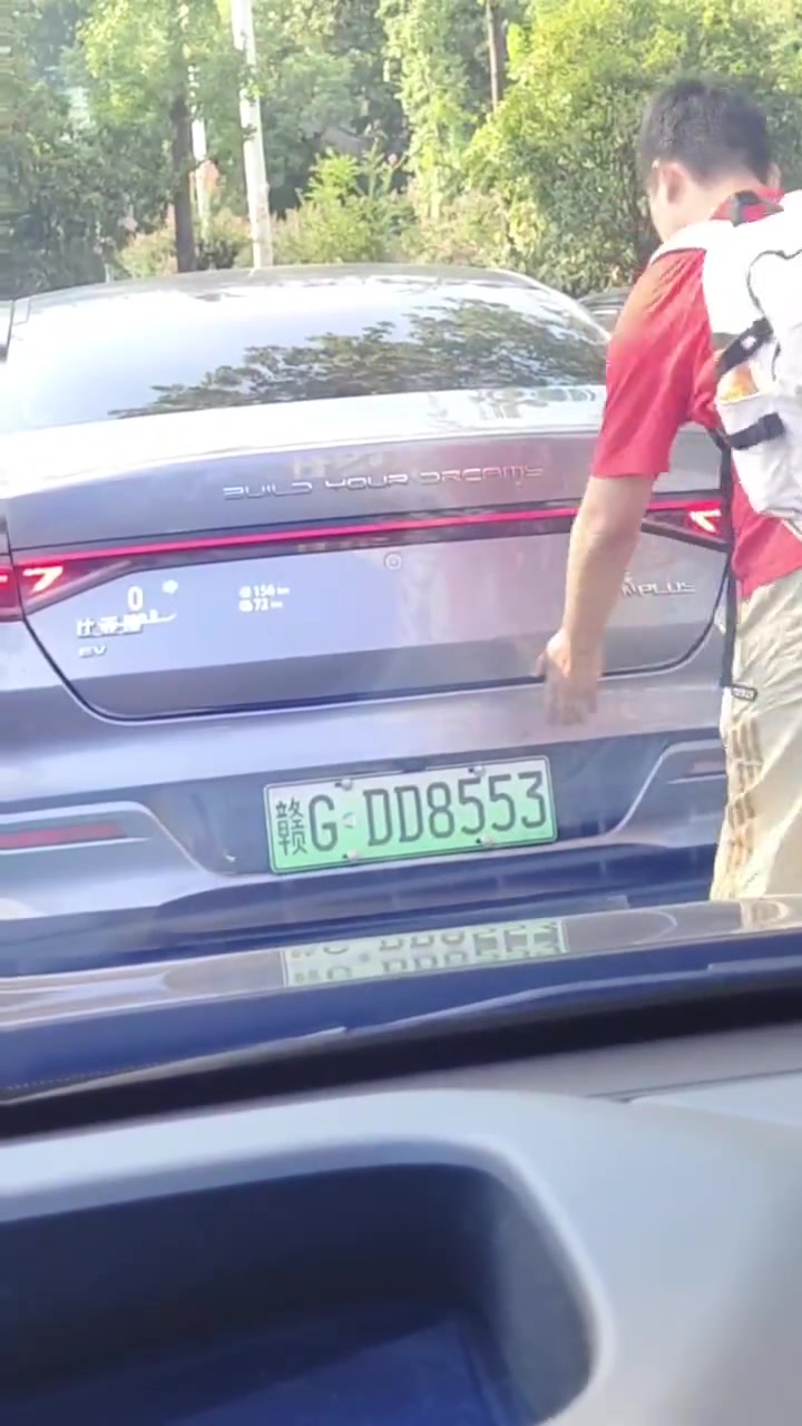 司机再不下车，车都给你掀咯