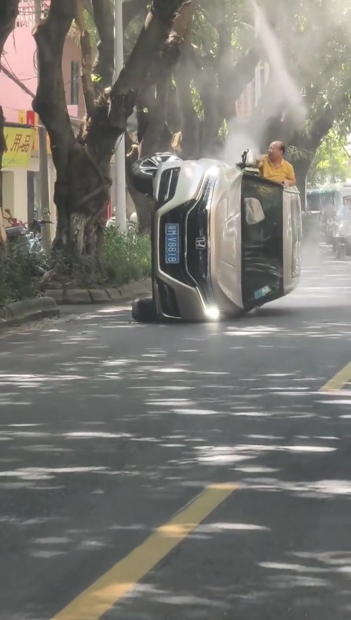 还以为在拍大片！车子侧翻，司机翻窗自救