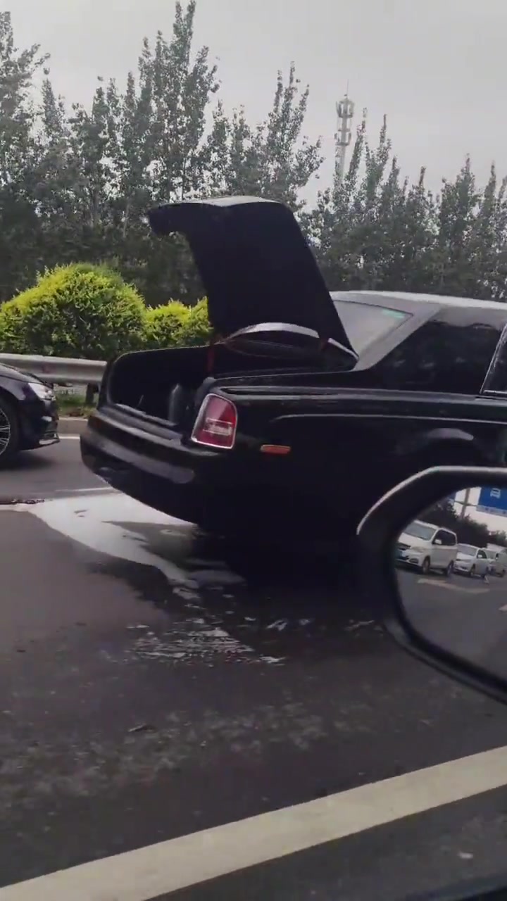 好家伙！第一次见这么狼狈的劳斯莱斯