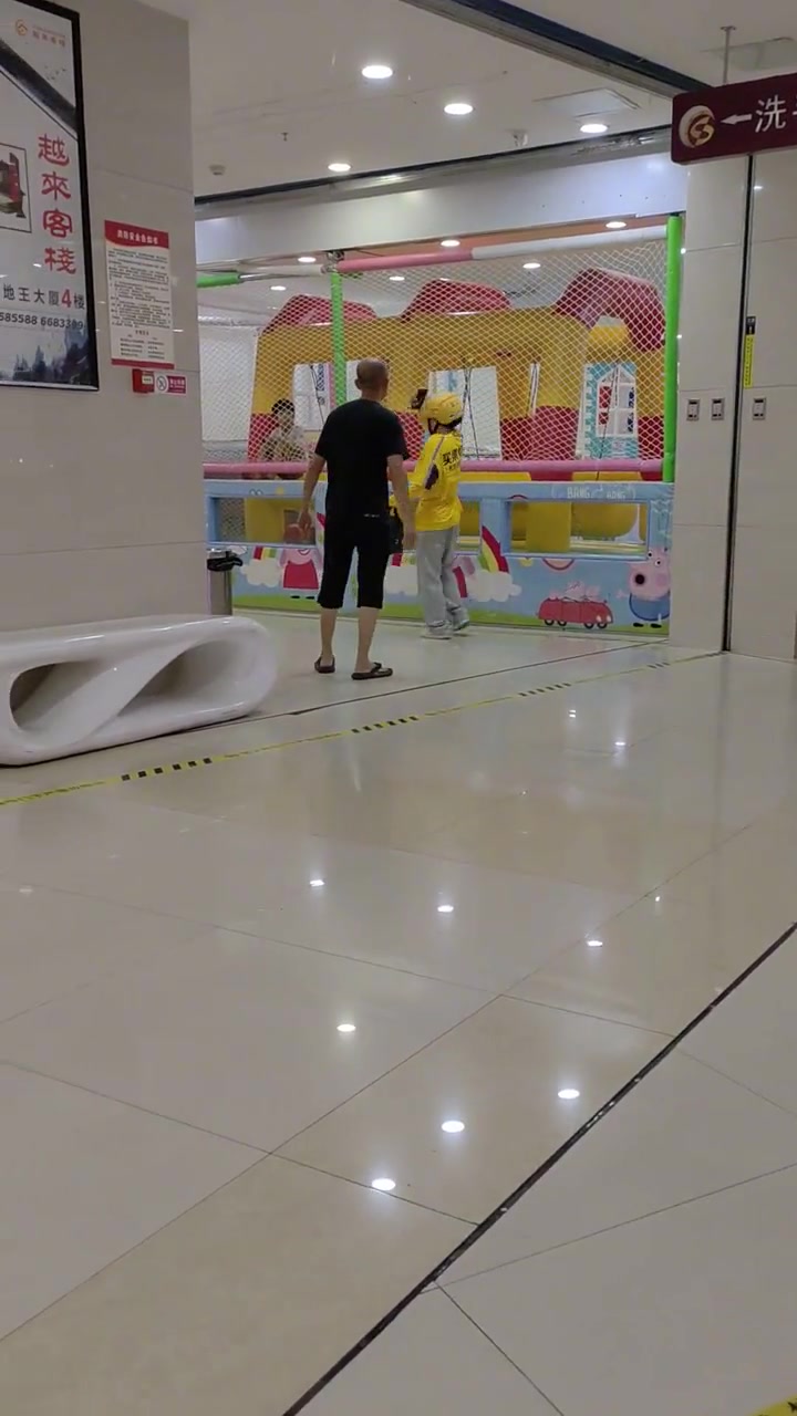 男子指责外卖员，一顿输出还扇巴掌