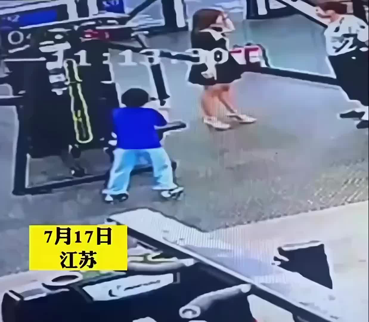 健身房是小孩子的禁区！不要像她这样犯大错...