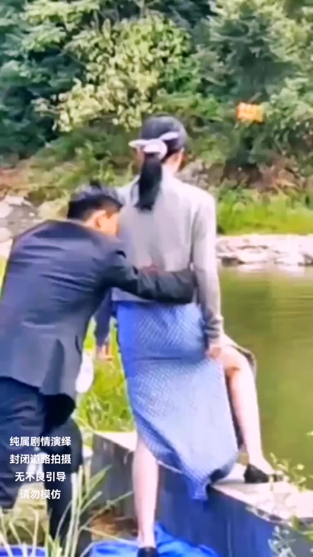 拍这段戏也太拼了吧！抱起来就是来真的啊！！