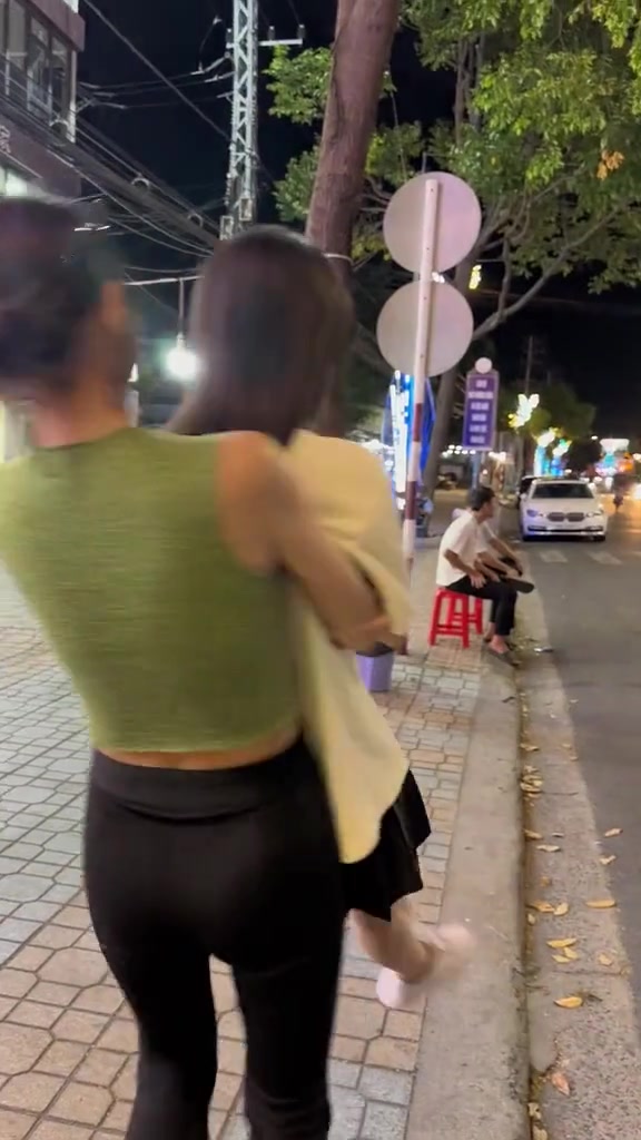 只有闺蜜之间才会这样抱吧