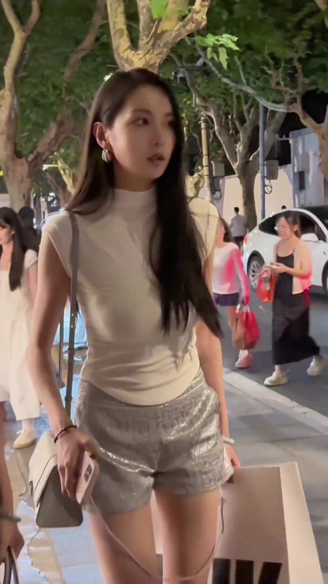 她在这条街上受人瞩目，是有原因的...