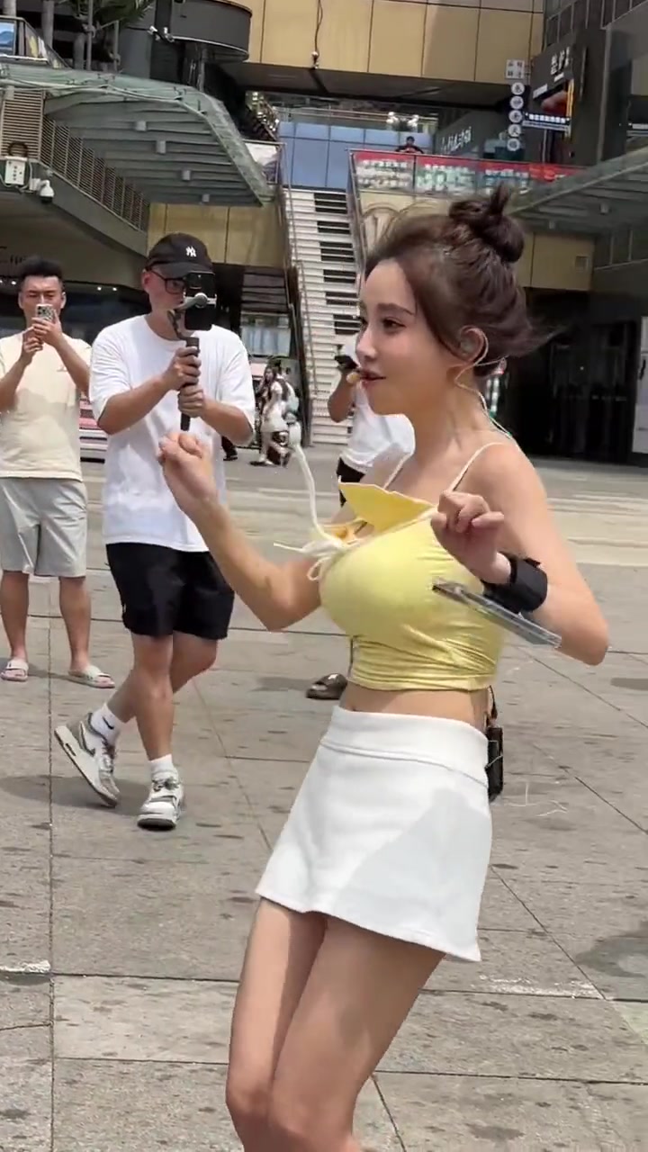 冯提莫摇太阳，这扭的...吧友们觉得专业不