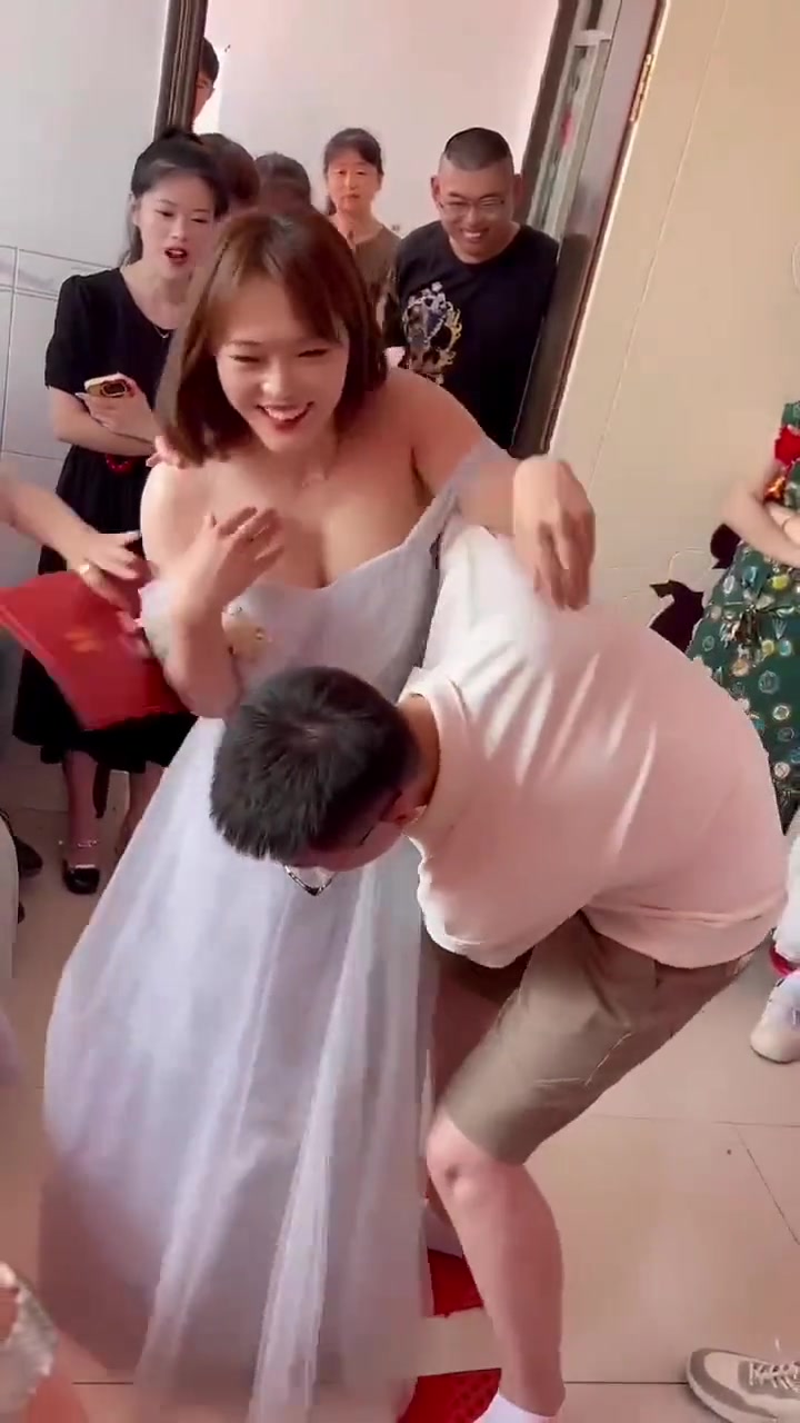 就她这几下犹豫的动作，他输的很彻底...