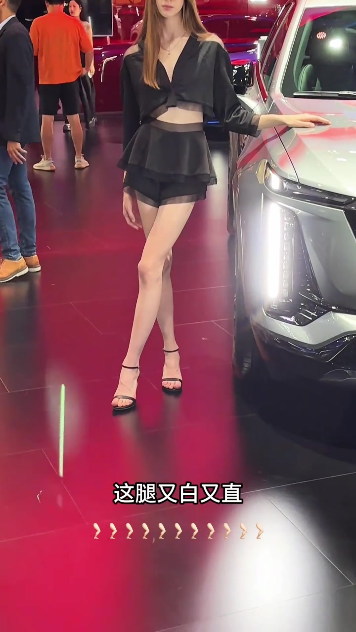 高端！别人车展请女网红，凯迪拉克请外国长腿小姐姐