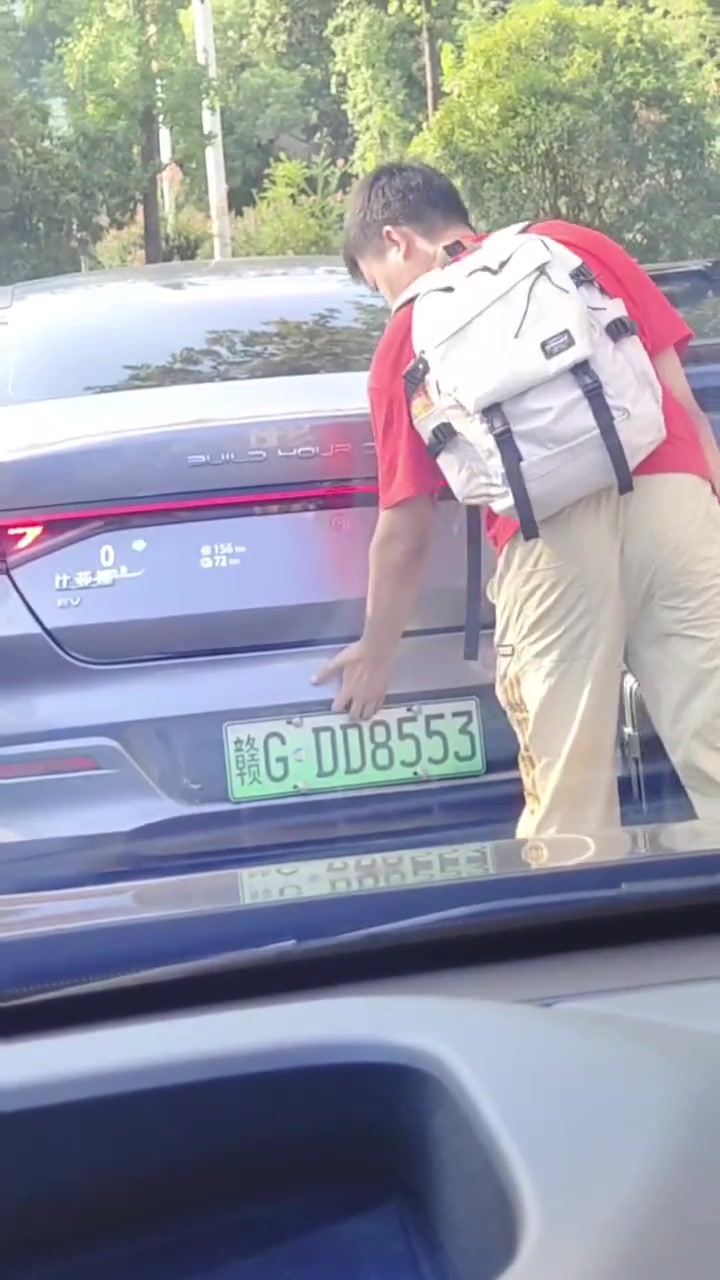 师傅再不下车，车都给你掀翻咯！