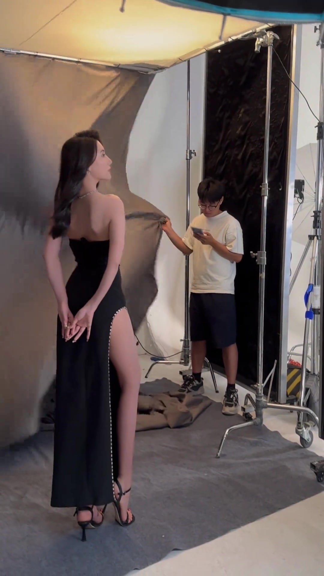 真的没钱买风扇么那你们手动摇的工作还缺人手不....