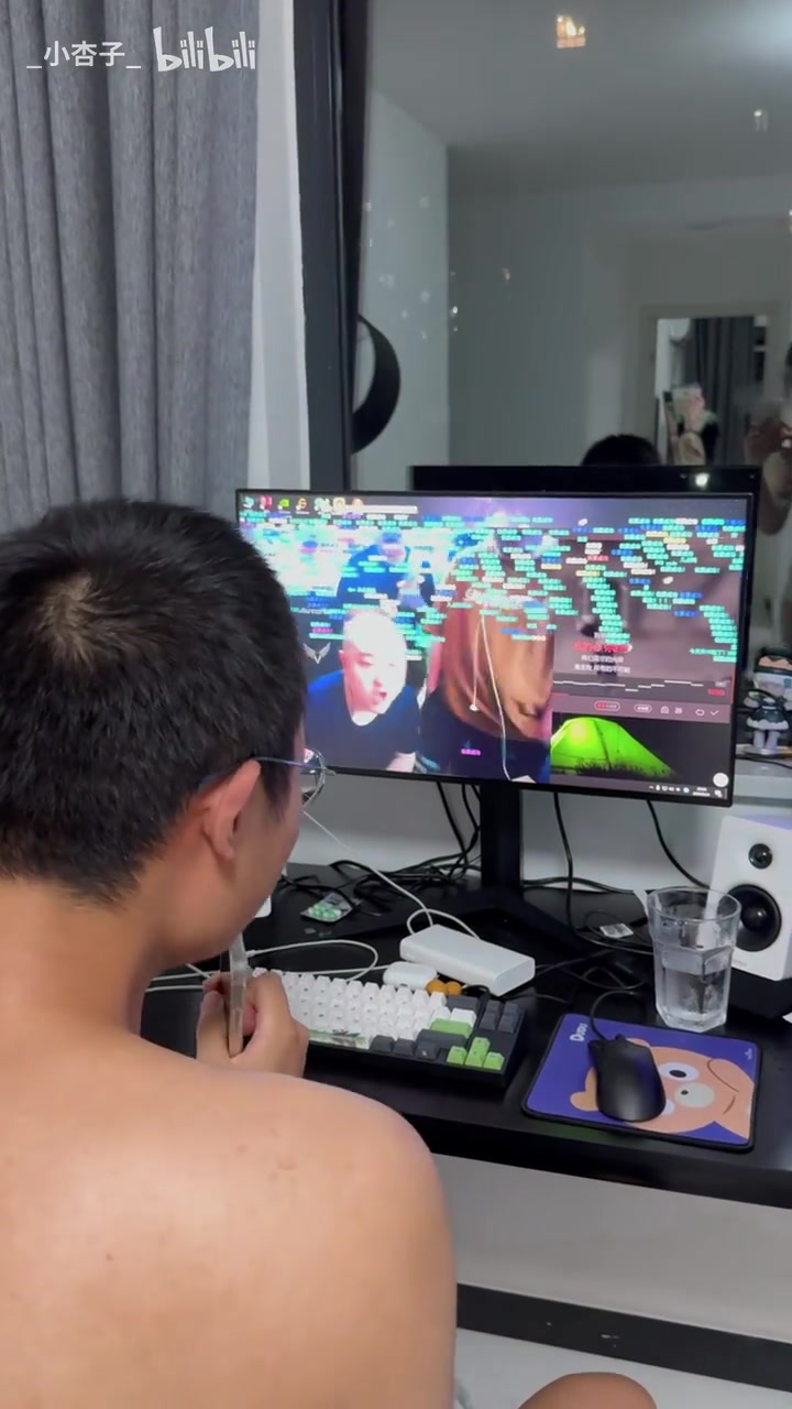 男朋友说他的青春要结束了，一晚上鬼哭狼嚎又哭又笑