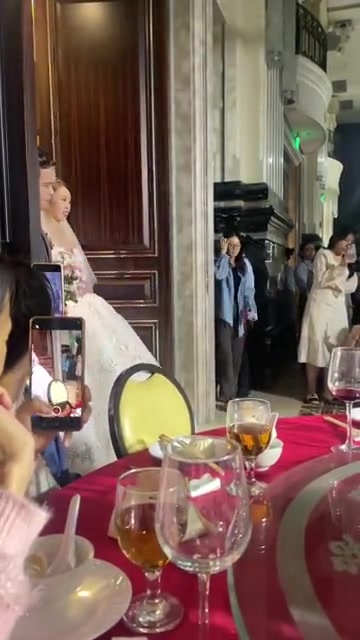 不是应该推门而入吗