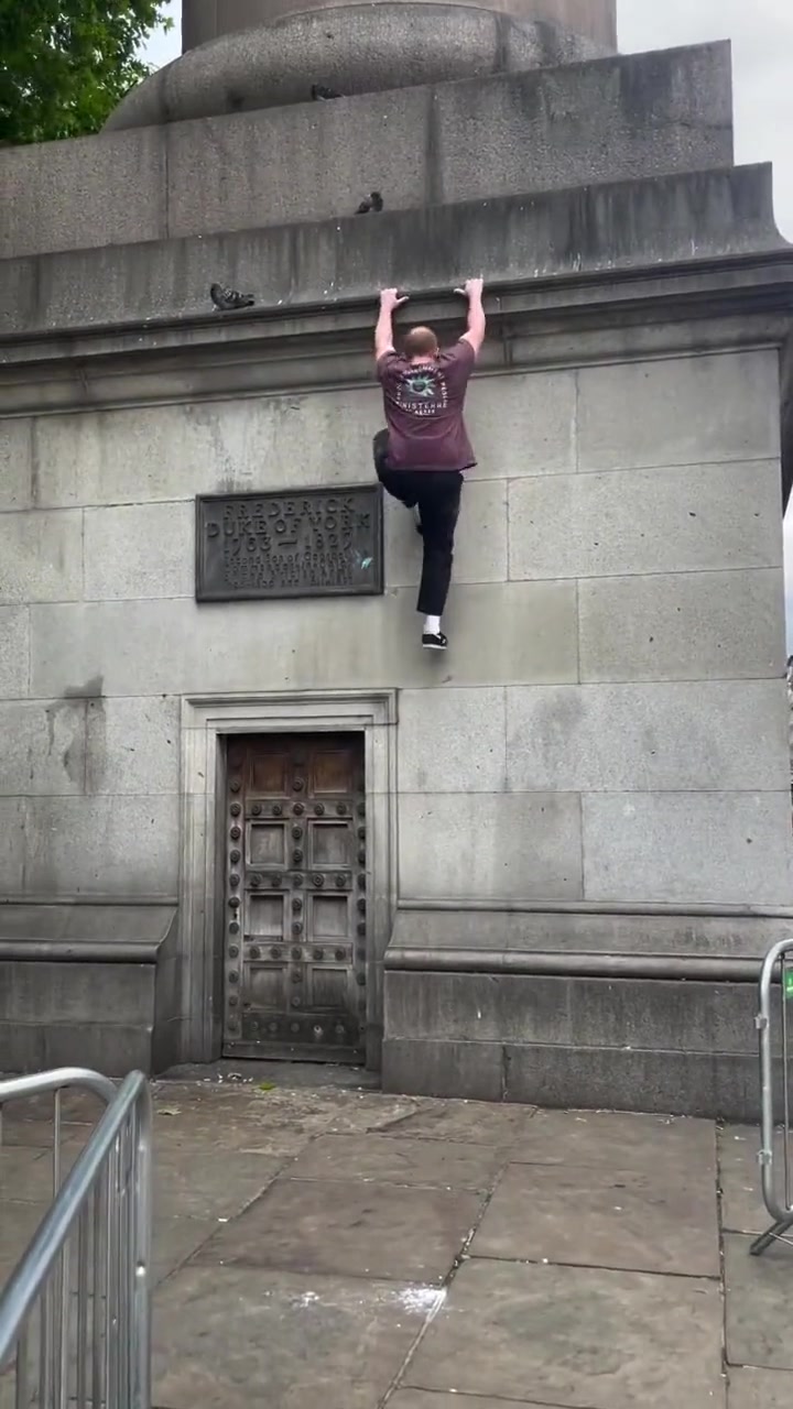 惊讶得不是有人能爬上去，而是200斤体重的能爬上去