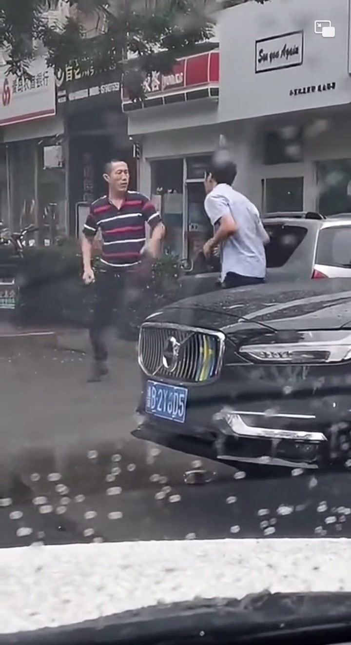 你说他不会吧，他一个下蹲躲了一招