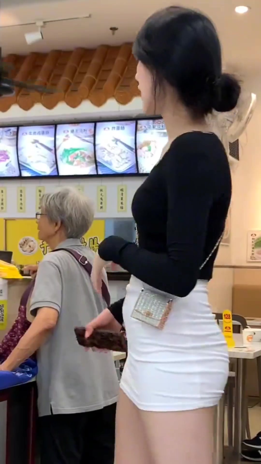 目测这身高至少175往上吧