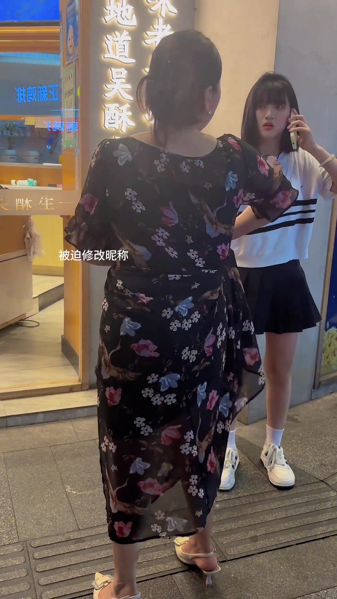 大妈买了一件衣服穿着小了，一个月后拿来退货，太离谱！