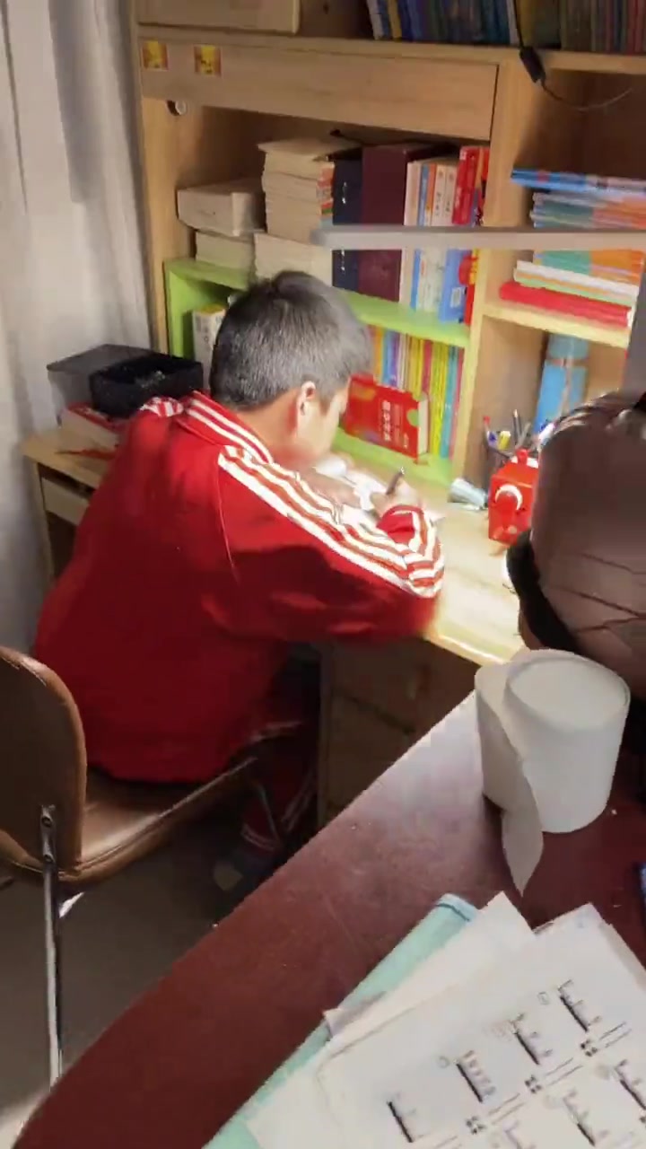 在学习的场上，有点声音是正常的