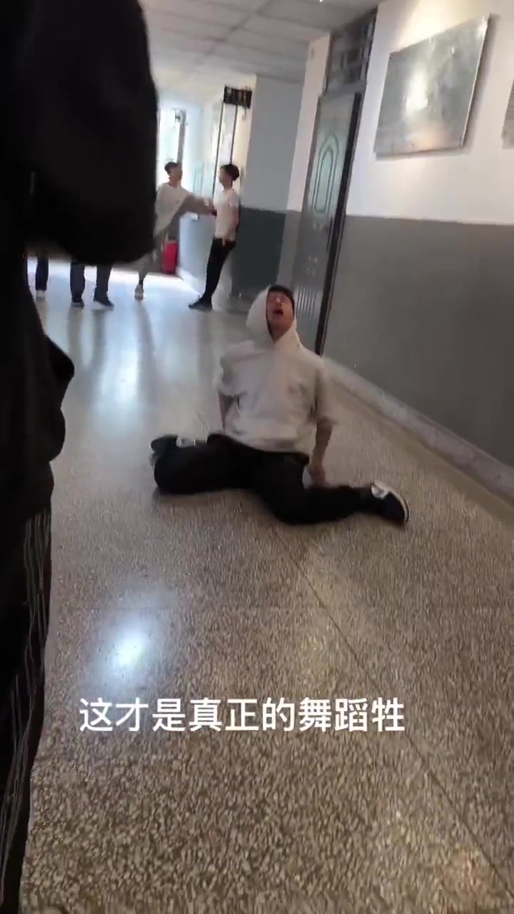 年轻真好啊，随便倒地就睡