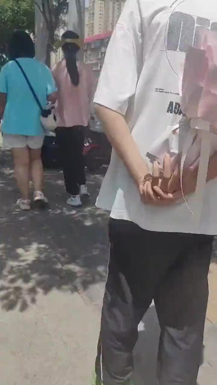 不行了，光看着我都觉得尴尬了