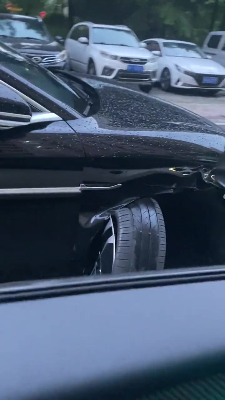 这轮胎咋还往外边拐呢