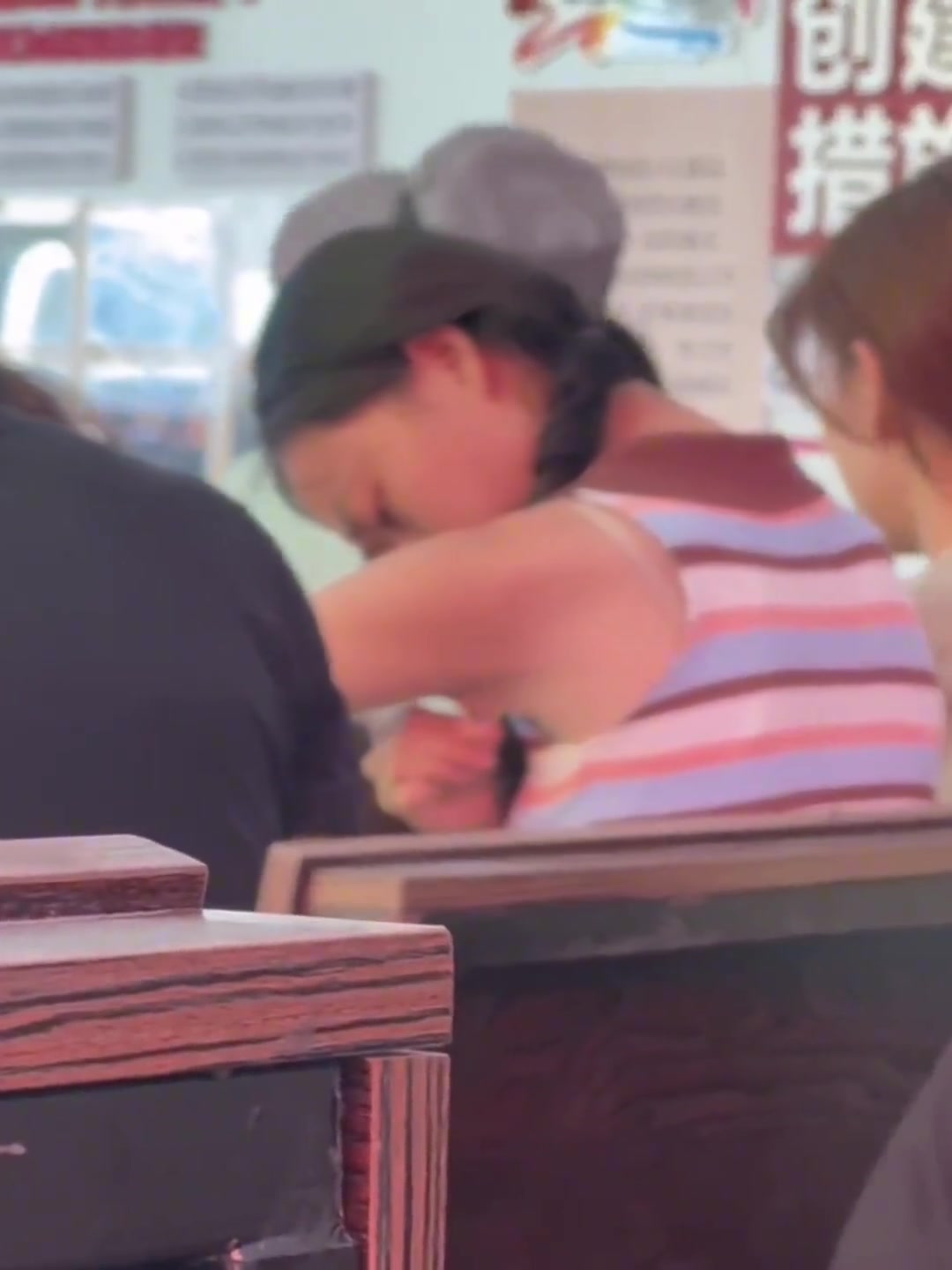 怎么还会有人上课拔腋毛的啊！