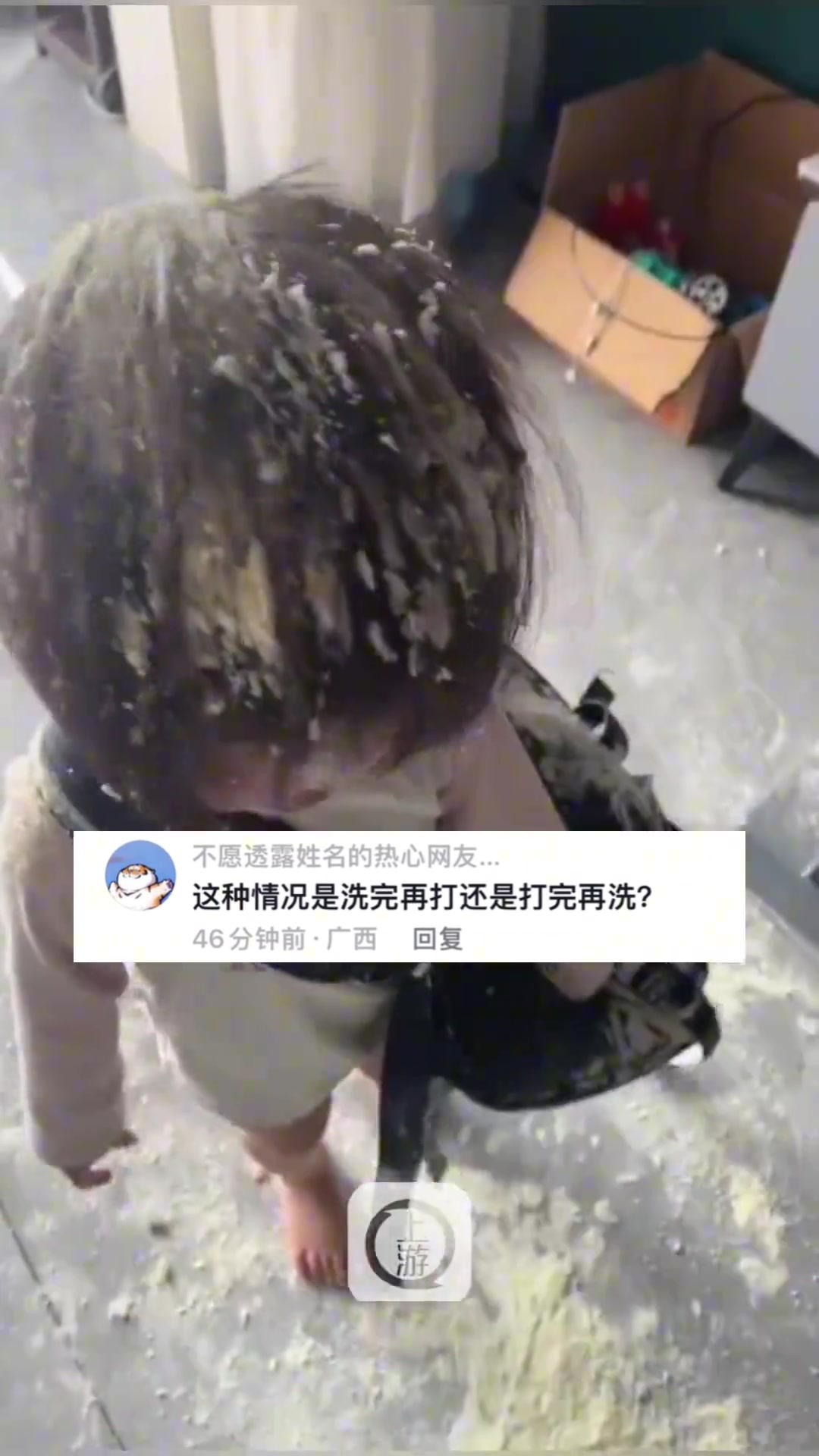 孩子将奶粉弄得到处都是试图呼喊妈妈唤醒母爱