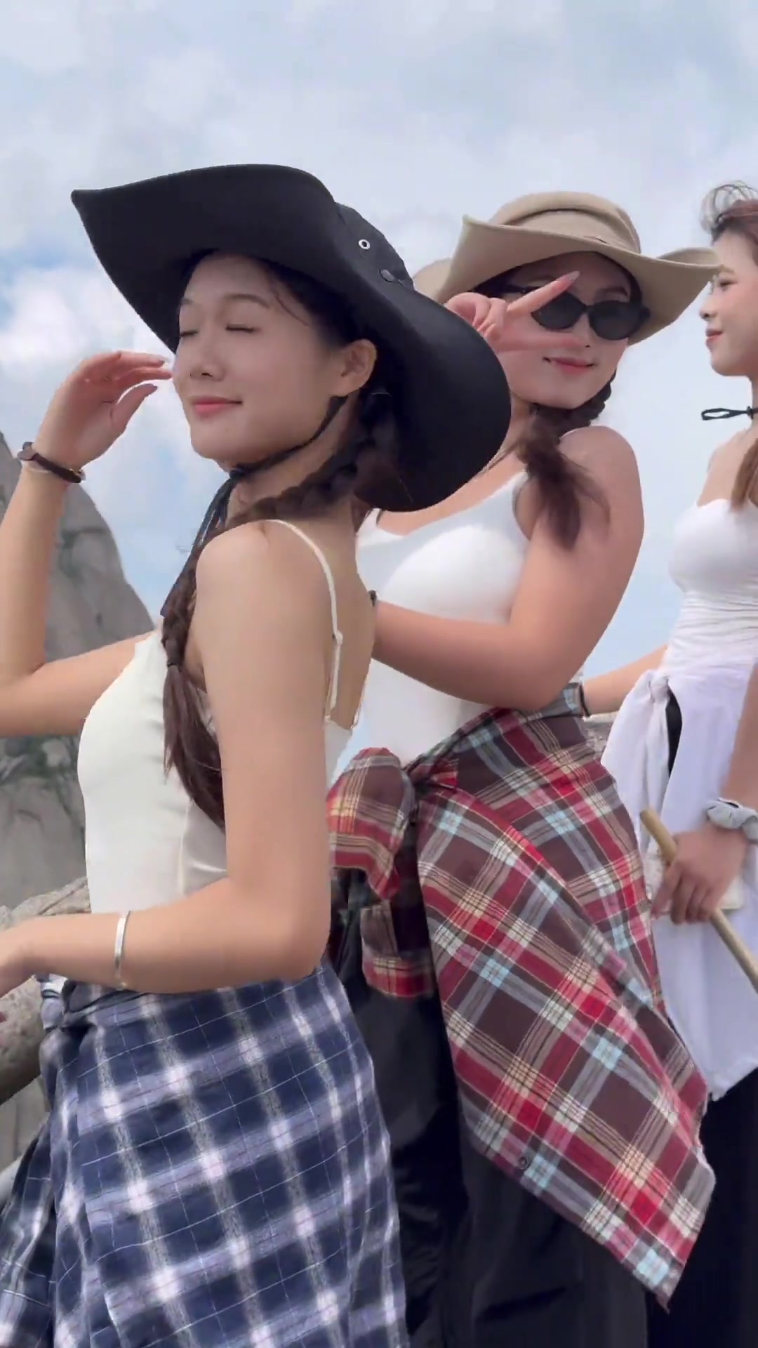 为什么爬山的小姐姐都喜欢穿吊带呀