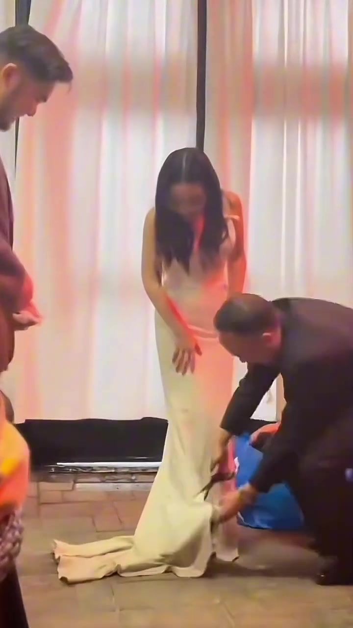 婚礼上爸爸把女儿碍事的裙摆剪掉礼服是为什么！