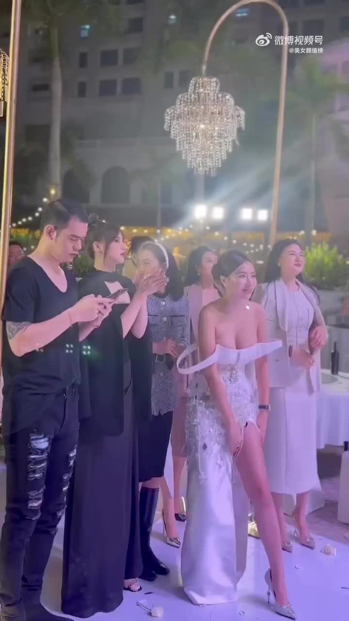 怎么都没人去扶一下小姐姐！害的她摔倒了！