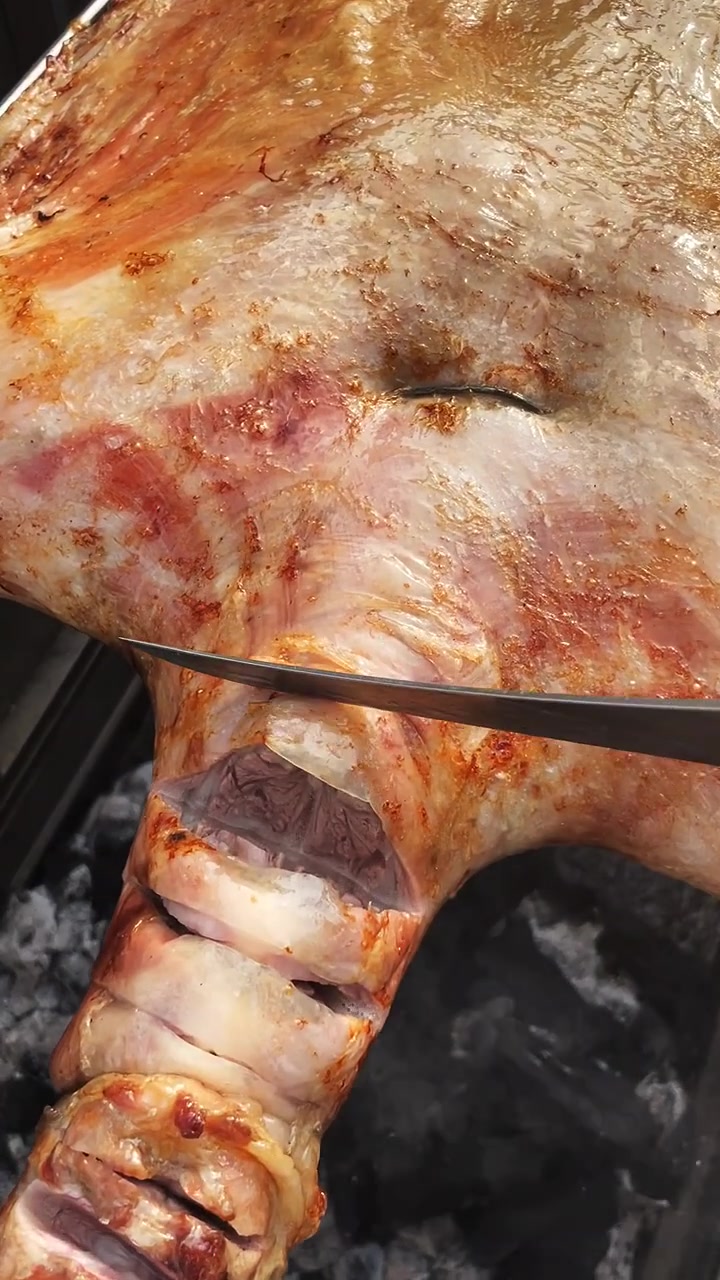 这么大的烤全羊你们吃过吗