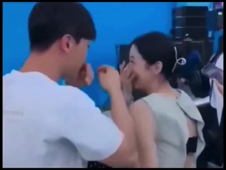 不懂就问，他女朋友是被抱上去放了个屁嘛