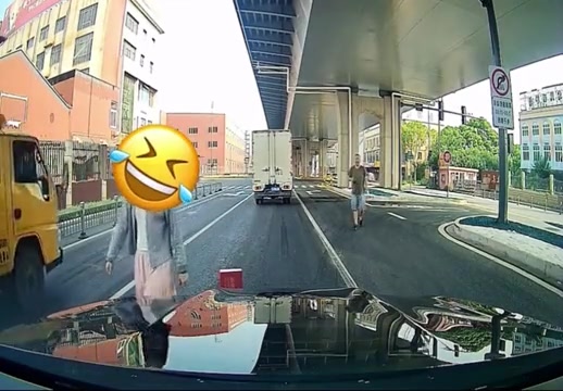 这男的绝对故意的