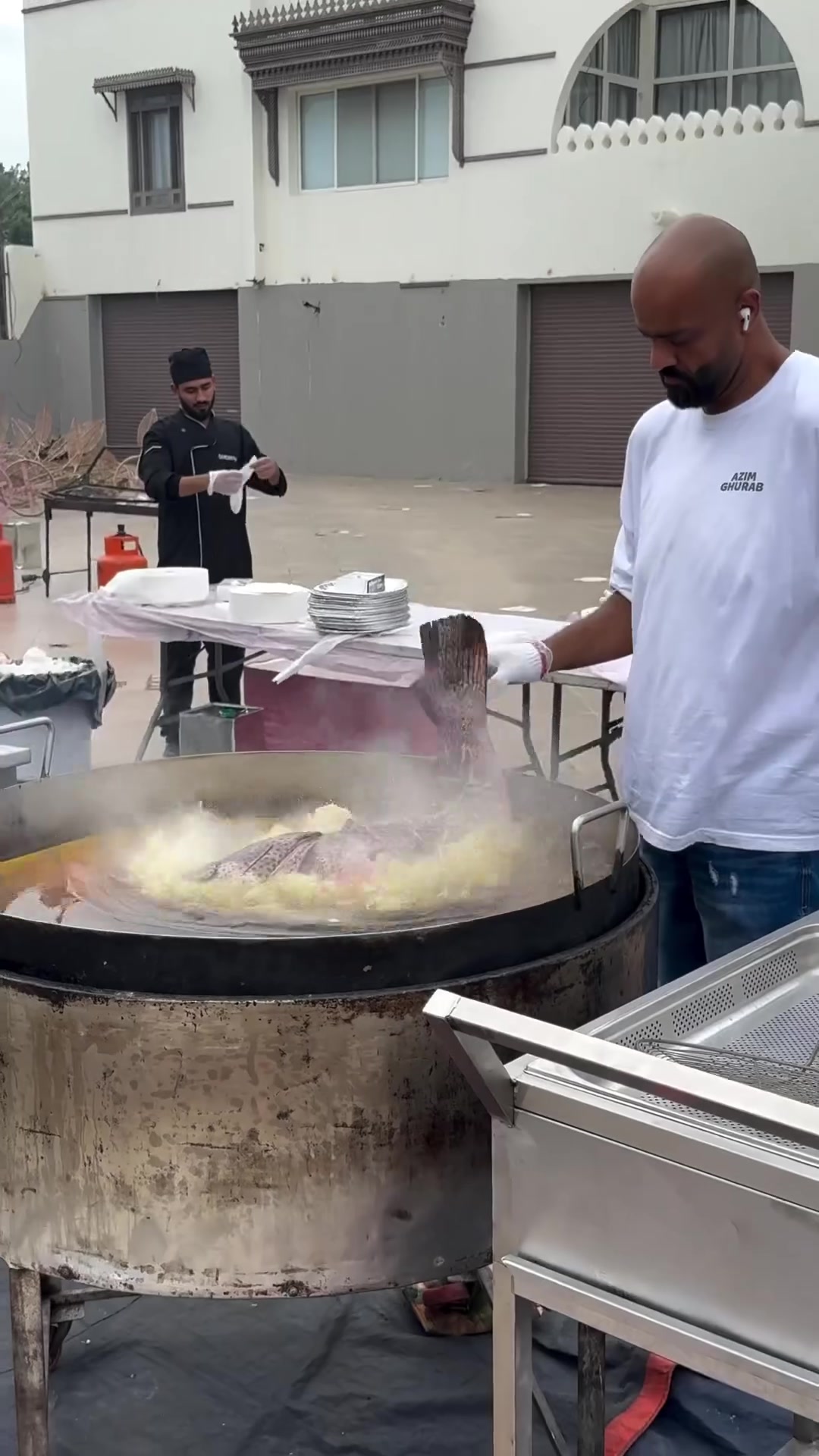 黑人老哥这炸鱼技术是和中国人学的吗