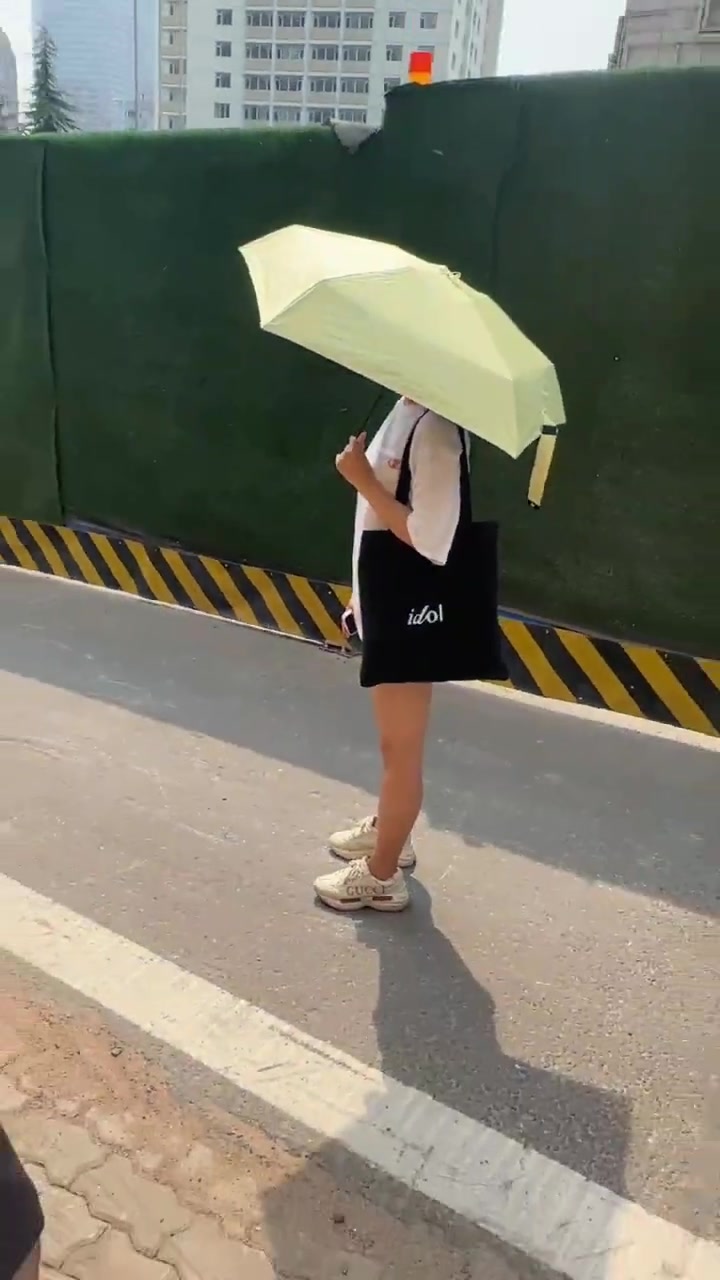 女子在路中间走路挡住车，人家按了一下喇叭她还不乐意了