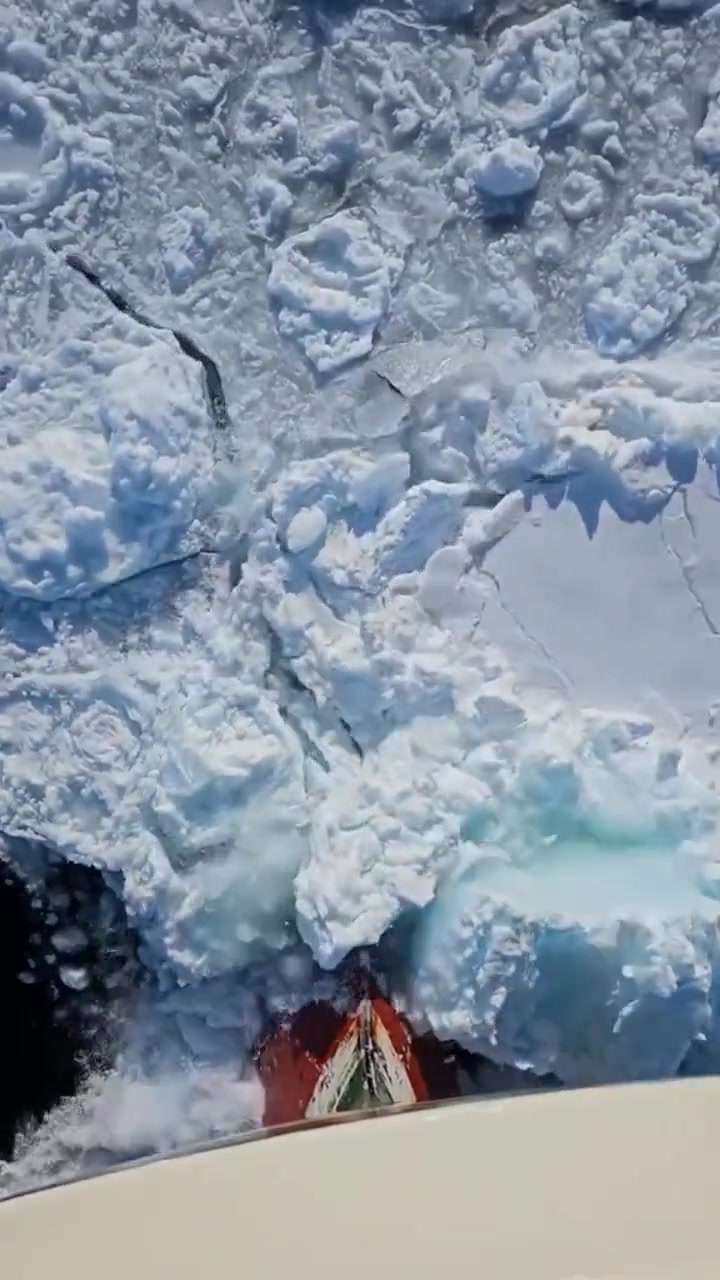 破冰船头第一视角，不知道有没有它破不开的冰