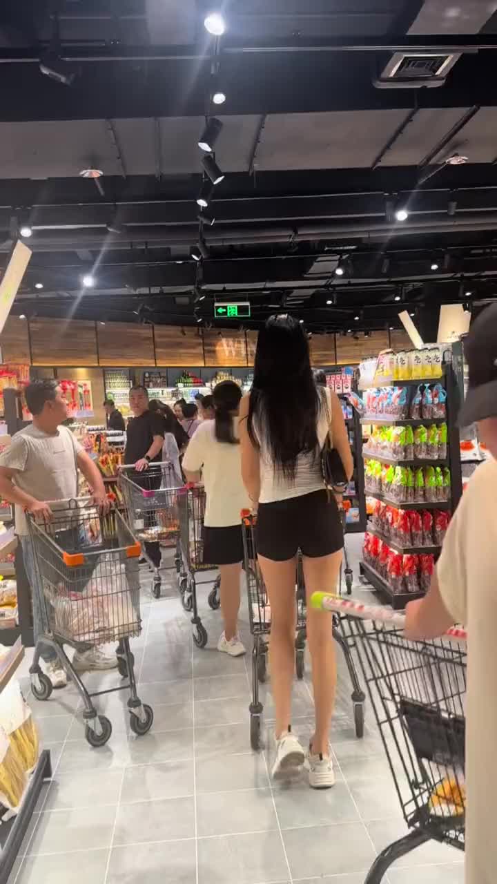 她这身高目测有180